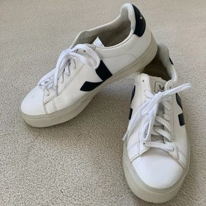 VEJA LOWTOP SIZE 39 (8 US) WHITE W/BLACK